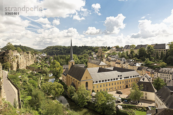 Luxemburg  Luxemburg-Stadt  Blick auf die Benediktinerabtei Neumünster und St. Johannes Kirche  Kasematten links