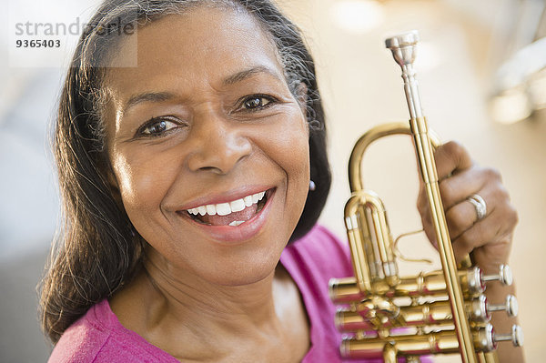 Frau halten mischen Mixed Trompete