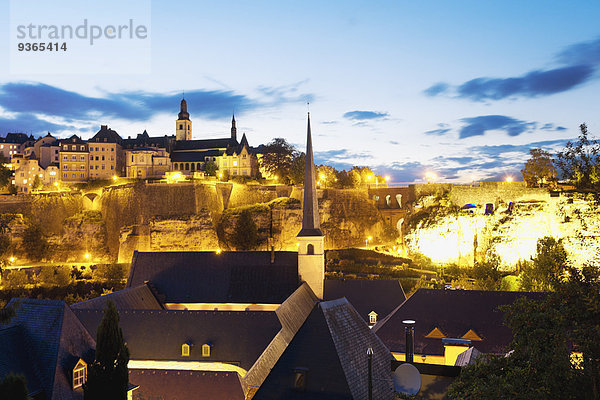 Luxemburg  Luxemburg-Stadt  Blick auf den Stadtteil Grund und den Kreuzgang  St. Michaelskirche im Hintergrund  Abendlicht