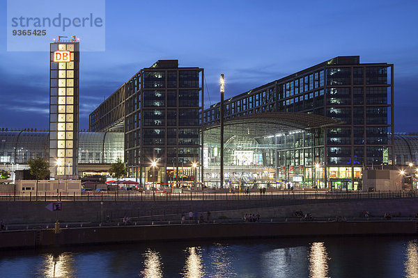 Deutschland  Berlin  Berlin Hauptbahnhof an der Spree am Abend