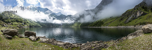 Frankreich  Haute-Garonne  Pyrenäen  Nebel am Bergsee Lac d'Oo