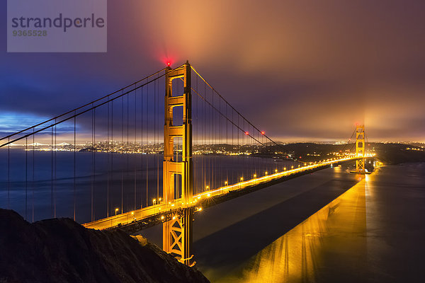 USA  Kalifornien  San Francisco  Skyline und Golden Gate Bridge zur blauen Stunde vom Hawk Hill aus gesehen.