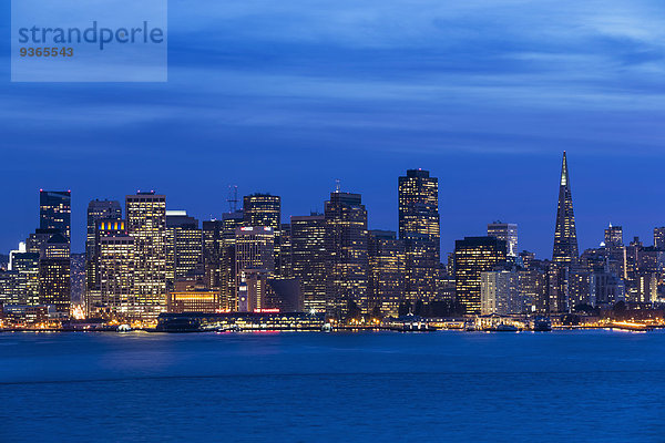 USA  Kalifornien  San Francisco  Skyline am Abend