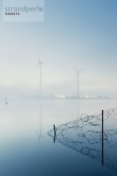 Deutschland  Hamburg  Windräder über den Fluss  Morgennebel