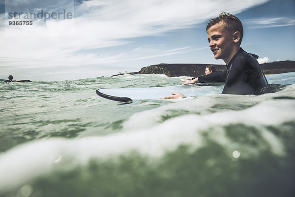 Frankreich  Bretagne  Camaret sur  Teenage boy surfing an der Atlantikküste