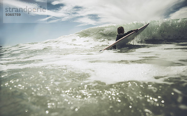 Frankreich  Bretagne  Camaret sur Mer  Teenage girl surfing an der Atlantikküste
