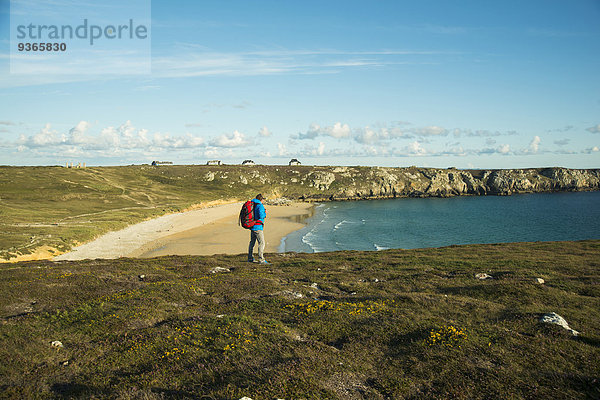 Frankreich  Bretagne  Camaret sur Mer  Reife Männer beim Wandern an der Atlantikküste