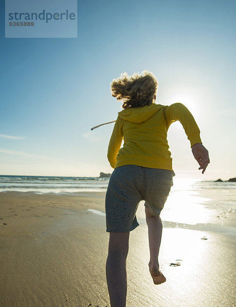 Frankreich  Bretagne  Camaret-sur-Mer  Teenagerin  die am Strand läuft
