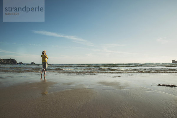 Frankreich  Bretagne  Camaret-sur-Mer  Teenagerin am Strand stehend