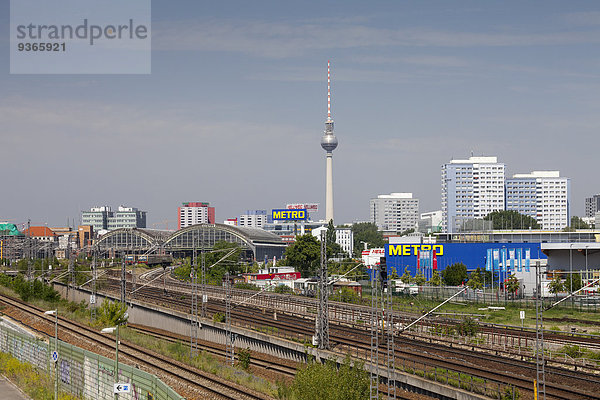 Deutschland  Berlin  Stadtansicht  Industriepark  Hochhäuser  Berliner Fernsehturm im Hintergrund