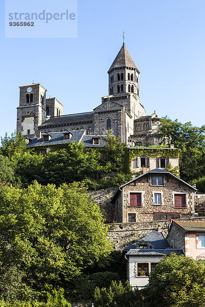 Frankreich  Auvergne  Saint-Nectaire mit Kirche
