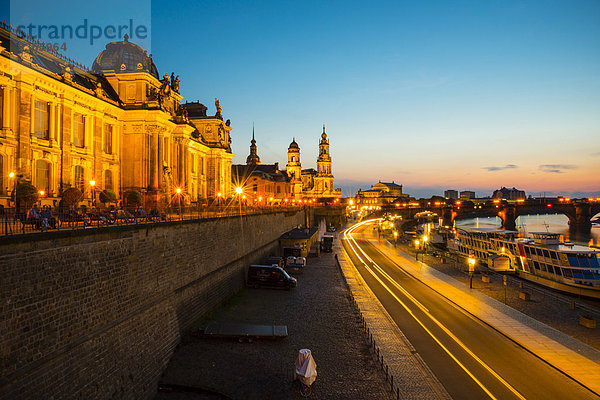 Deutschland  Sachsen  Dresden  Blick auf Elbe und Skyline bei Sonnenuntergang