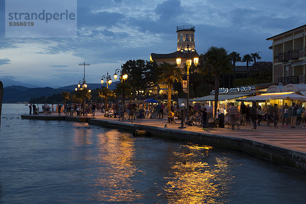 Italien  Gardasee  Lazise  Uferpromenade zur blauen Stunde
