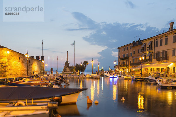 Italien  Gardasee  Lazise  Hafen zur blauen Stunde