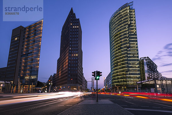 Deutschland  Berlin  Berlin-Mitte  Potsdamer Platz  Bahnturm und Straßenverkehr am Abend