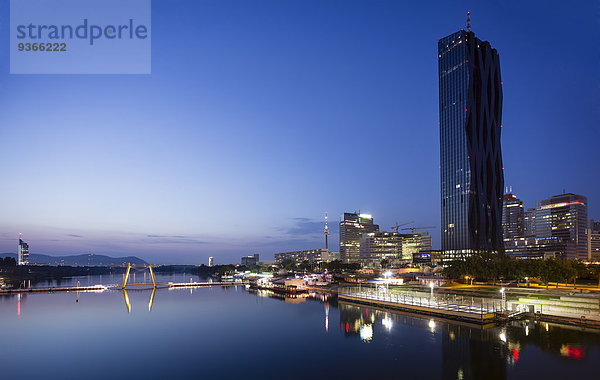 Österreich  Wien  Donau City  Donau und DC Tower 1 am Abend