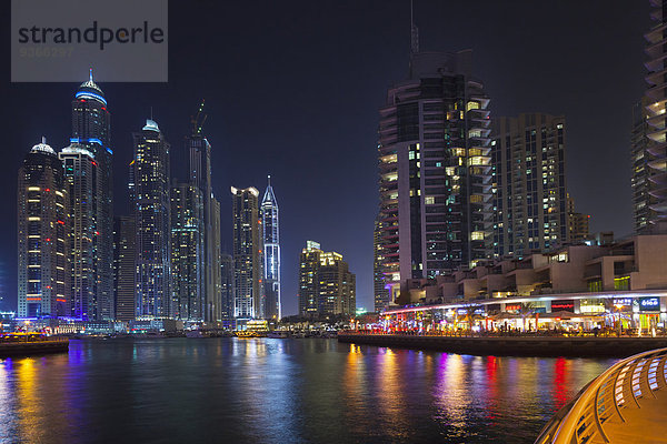 Vereinigte Arabische Emirate  Dubai  Dubai Marina bei Nacht