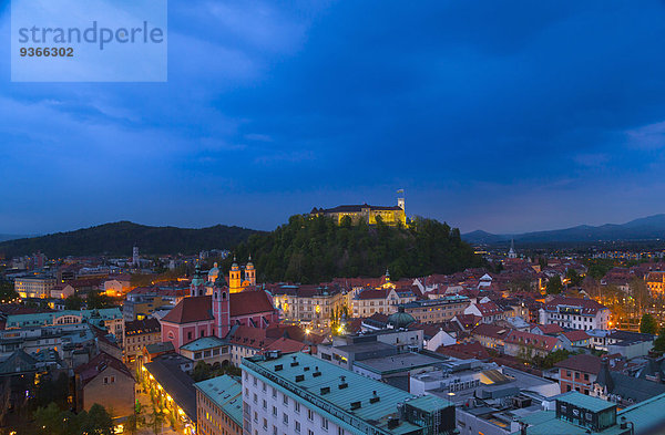 Slowenien  Ljubljana  Ljubljana Stadtzentrum  Ljubljana Burg und Franziskanerkirche der Verkündigung in der Abenddämmerung.