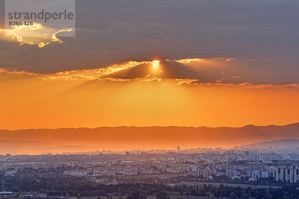 Türkei  Ankara  Sonnenuntergang über der Stadt