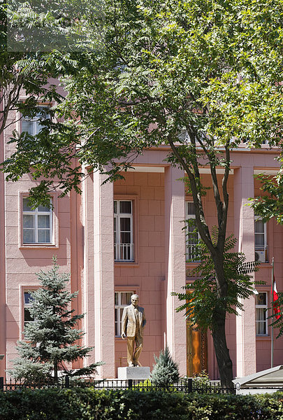 Türkei  Ankara  Atatürk-Statue vor dem Ministerium