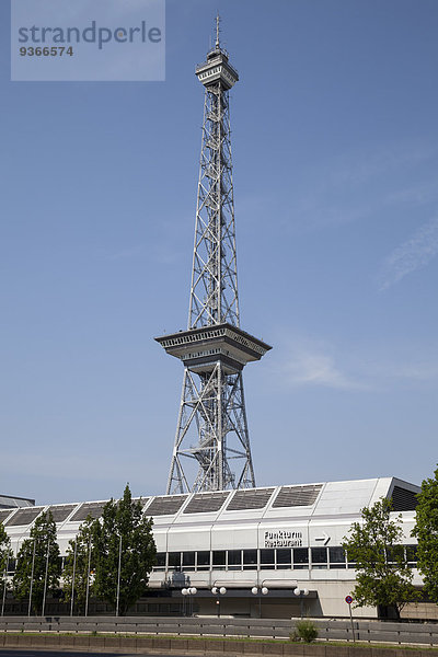 Deutschland  Berlin  Westend  Blick auf Funkturm mit Ausstellungshalle im Vordergrund