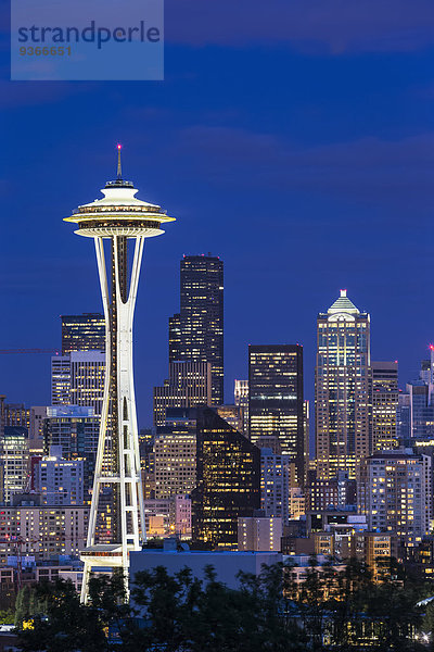 USA  Staat Washington  Skyline von Seattle mit Space Needle zur blauen Stunde