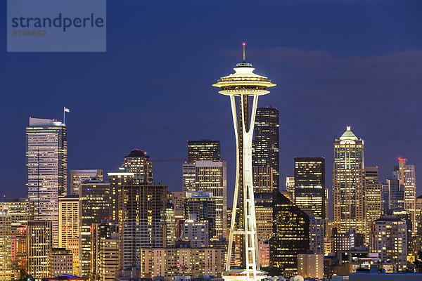 USA  Staat Washington  Skyline von Seattle mit Space Needle zur blauen Stunde