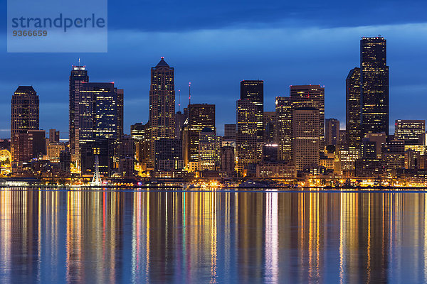USA  Staat Washington  Puget Sound und Skyline von Seattle zur blauen Stunde
