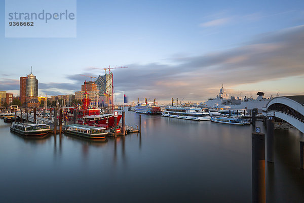 Deutschland  Hamburg  Niederhafen  im Hintergrund die Kehrwiederspitze im Abendlicht