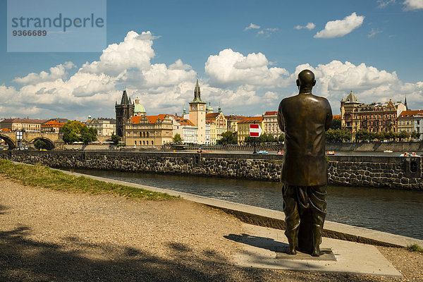 Tschechische Republik  Prag  Statue der Harmonie in Erinnerung an Sri Chinmoy  Moldau und Altstadt im Hintergrund