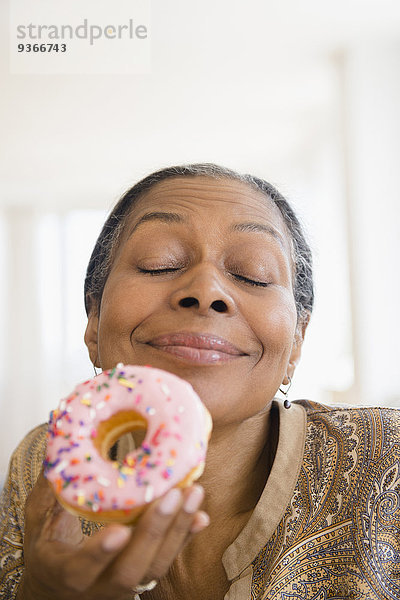 Frau mischen Donut essen essend isst Mixed