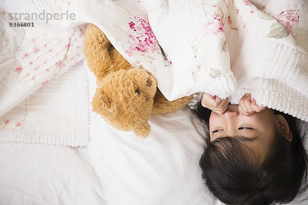 Bett Teddy Teddybär philippinisch Mädchen spielen