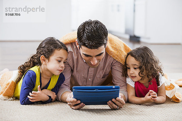 benutzen Computer Boden Fußboden Fußböden Menschlicher Vater Zimmer Tochter Wohnzimmer Tablet PC