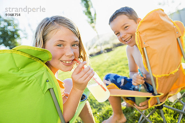 Europäer Garten Softdrink trinken Hinterhof