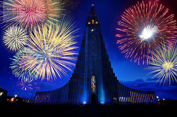 Reykjavik Hauptstadt Nacht Himmel über Monument explodieren Feuerwerk Island