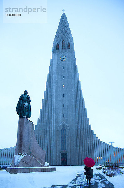 Reykjavik Hauptstadt Außenaufnahme Landschaft Schnee Monument Statue Island
