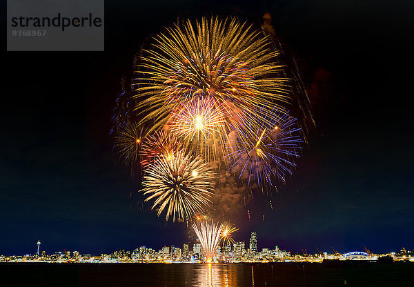 Skyline Skylines Vereinigte Staaten von Amerika USA über Großstadt explodieren Feuerwerk Seattle