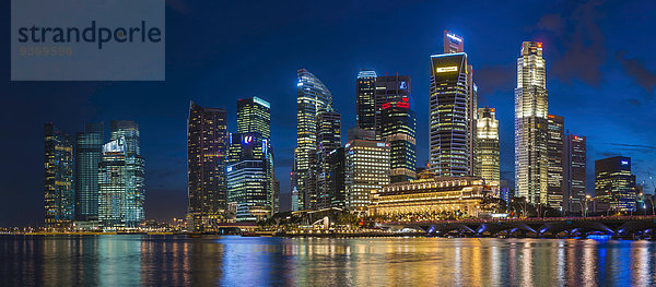 Skyline Skylines beleuchtet Nacht Großstadt Hochhaus Singapur