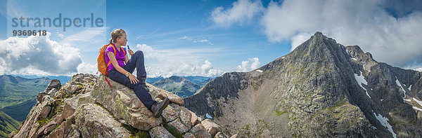 sitzend Europäer Berg Felsen Mädchen