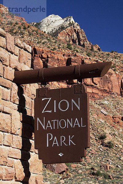 hoch oben nahe Nationalpark Steinmauer Vereinigte Staaten von Amerika USA Zeichen Signal Utah