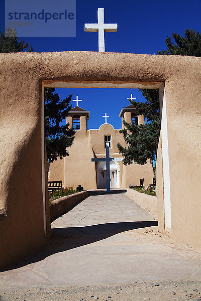 Vereinigte Staaten von Amerika USA Eingang Kirche Kreuzform Kreuz Kreuze Lehmziegel New Mexico