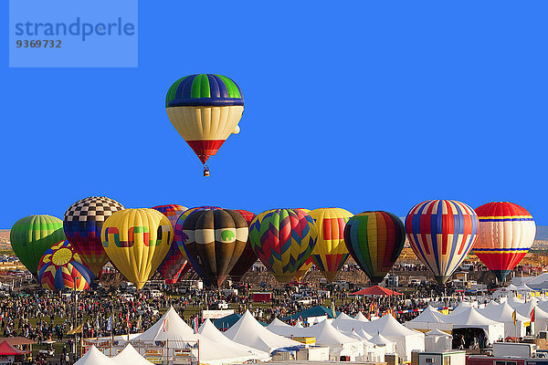 Vereinigte Staaten von Amerika USA Wärme über Luftballon Ballon fließen Himmel Festival Albuquerque New Mexico
