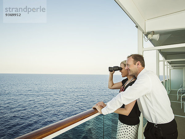 Europäer Bewunderung Boot Ansicht Deck Terrasse