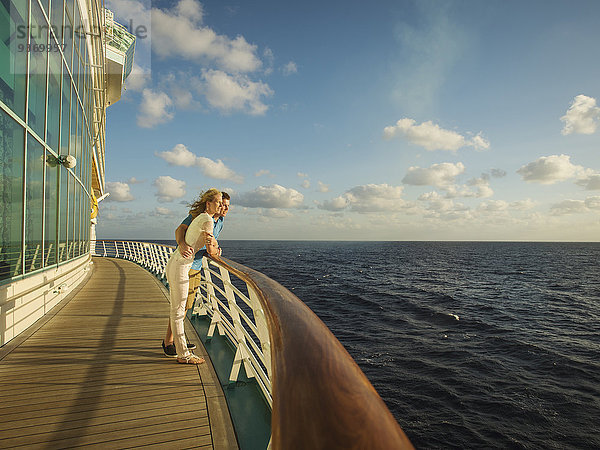 Europäer Bewunderung Boot Ansicht Deck Terrasse