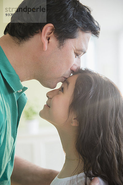 Menschlicher Vater küssen Hispanier Tochter