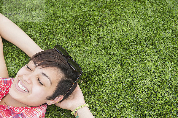 Außenaufnahme liegend liegen liegt liegendes liegender liegende daliegen Frau mischen Gras Mixed freie Natur