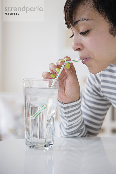 Wasser Frau mischen trinken Stroh Mixed