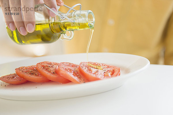 hoch oben nahe Mann eingießen einschenken mischen Tomate Mixed Öl