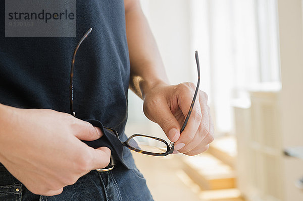 hoch oben nahe Mann Brille Reinigung Hemd mischen Mixed