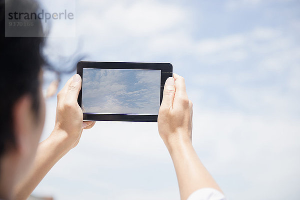 hoch oben nahe Mann Wolke mischen fotografieren Tablet PC Mixed